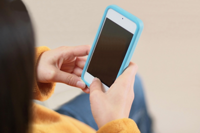 スマホを長時間やっていると体が歪みます